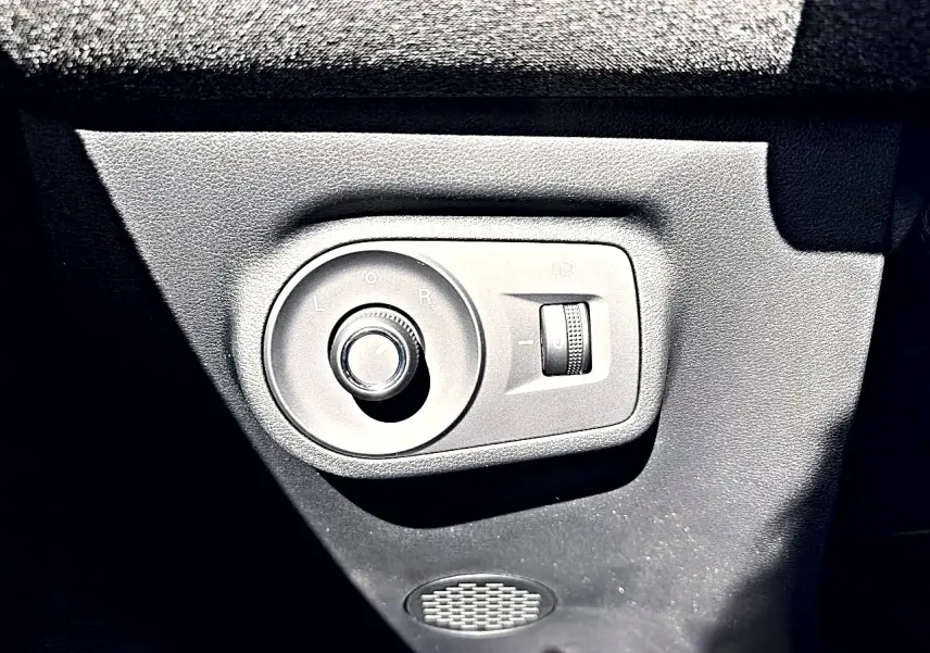 Détail du réglage des rétroviseurs côté conducteur dans l’habitacle noir du MG Motor ZS 1.5 hybrid 2026.