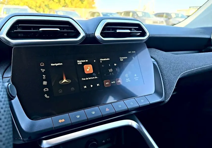 Vue intérieure côté passager du tableau de bord du MG Motor ZS 1.5 hybrid 2026 avec écran tactile et aérateurs hexagonaux.