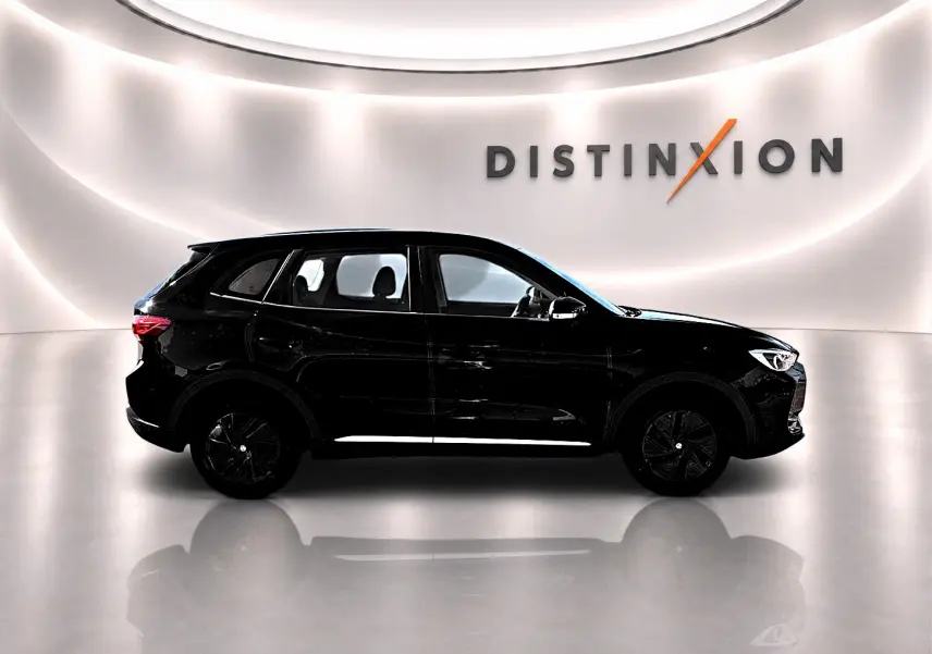 Vue latérale droite du SUV MG ZS 1.5 hybrid noir, avec jantes noires et feux arrière LED visibles.