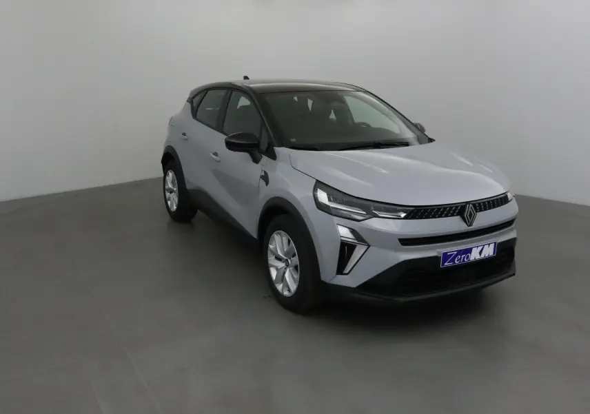 Renault Captur 1.0 TCE 90 Evolution 2025 en gris Rafale avec toit noir, vue 3/4 avant droit dans un studio.