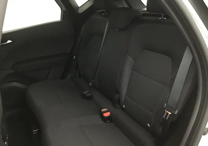 Vue intérieure sur la banquette arrière noire du Renault Captur 2025, soulignant les ceintures de sécurité et les appuie-têtes.