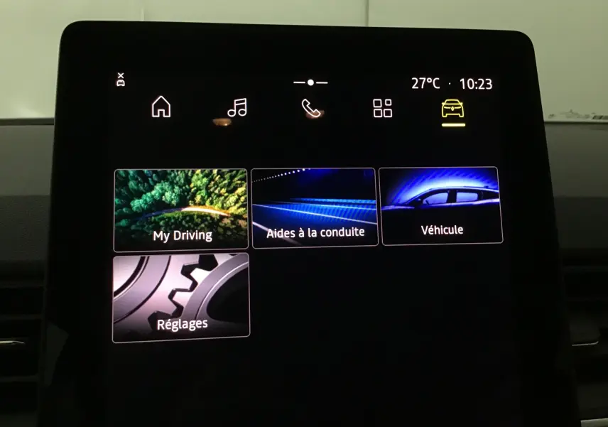 Écran tactile central du Renault Captur 2025 affichant les menus My Driving, Aides à la conduite, Véhicule et Réglages.