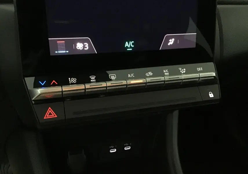 Détail de la console centrale du Renault Captur 2025 montrant les commandes tactiles de climatisation et les ports USB-C.