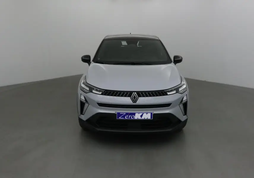 Vue frontale d'un Renault Captur 2025 gris Rafale et noir avec calandre moderne et phares LED fins.