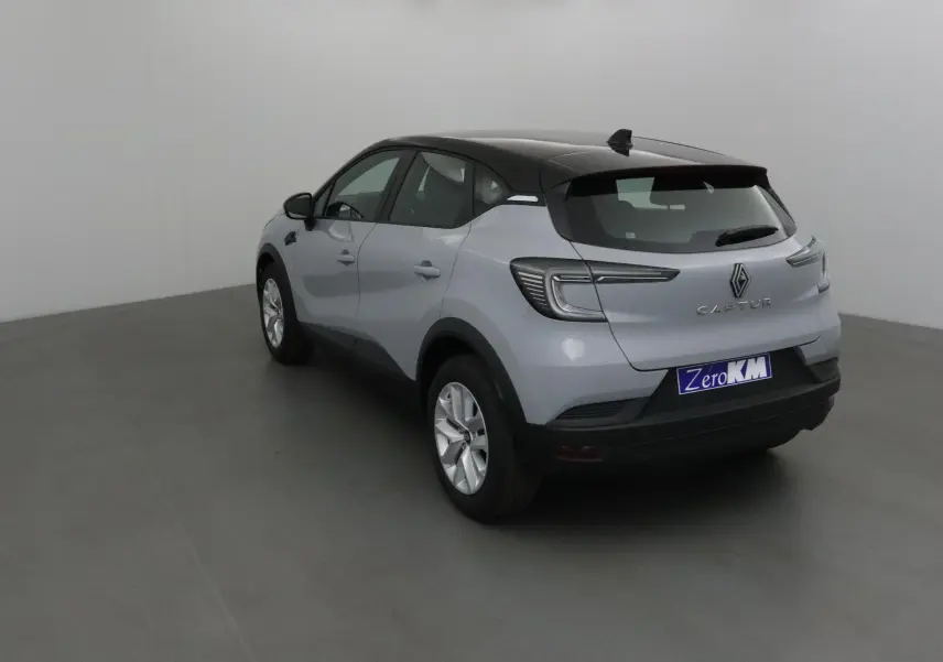 Renault Captur 2025 gris Rafale avec toit noir, vue 3/4 arrière droit, feux arrière LED et jantes alliage.