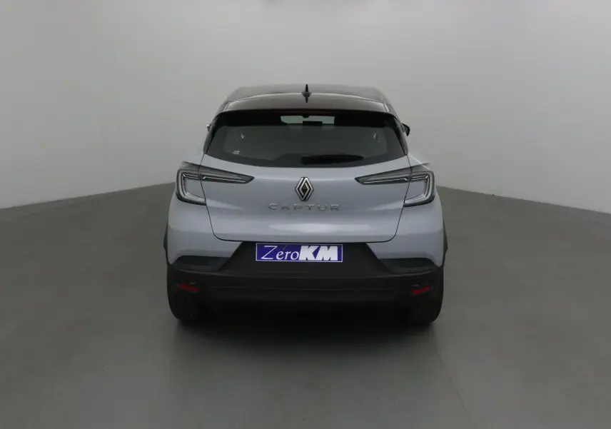 Vue arrière d'un Renault Captur gris Rafale avec toit noir, mettant en valeur ses feux LED et son design moderne.