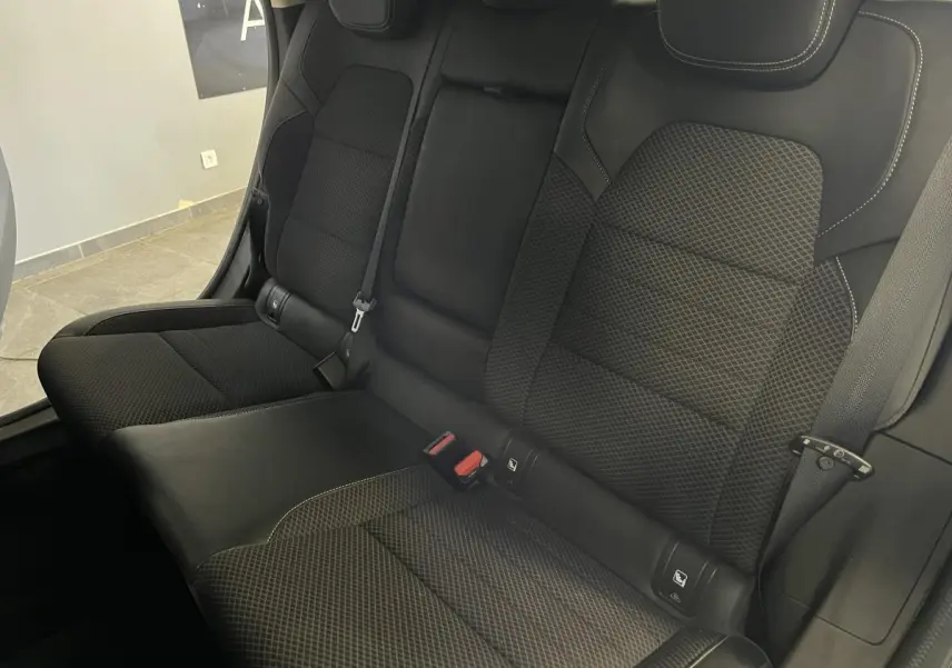 Vue rapprochée de la banquette arrière en tissu et similicuir noir du Renault Arkana 2021 avec ceintures et appuie-têtes intégrés.