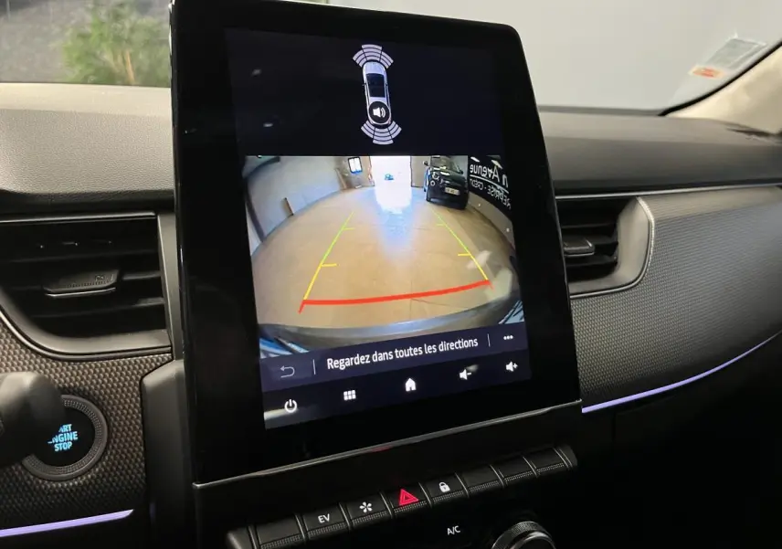 Écran tactile vertical affichant la caméra de recul dans l'habitacle noir du Renault Arkana 1.6 E-Tech Hybride.