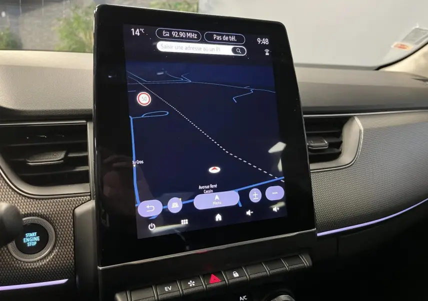 Écran tactile vertical du système multimédia Easy Link dans le tableau de bord d'une Renault Arkana 1.6 E-Tech Hybride noire.
