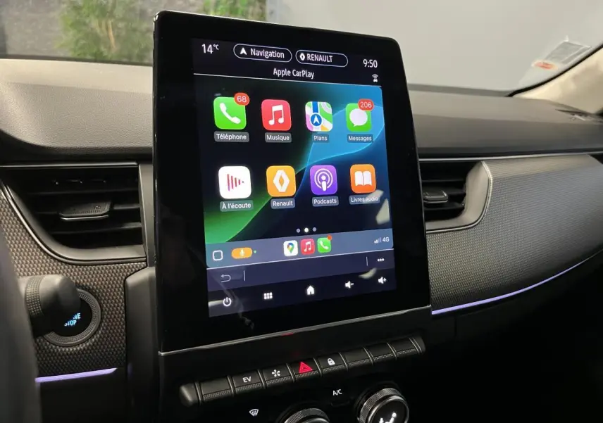 Écran tactile vertical du système multimédia Apple CarPlay dans le tableau de bord noir du Renault Arkana 2021.