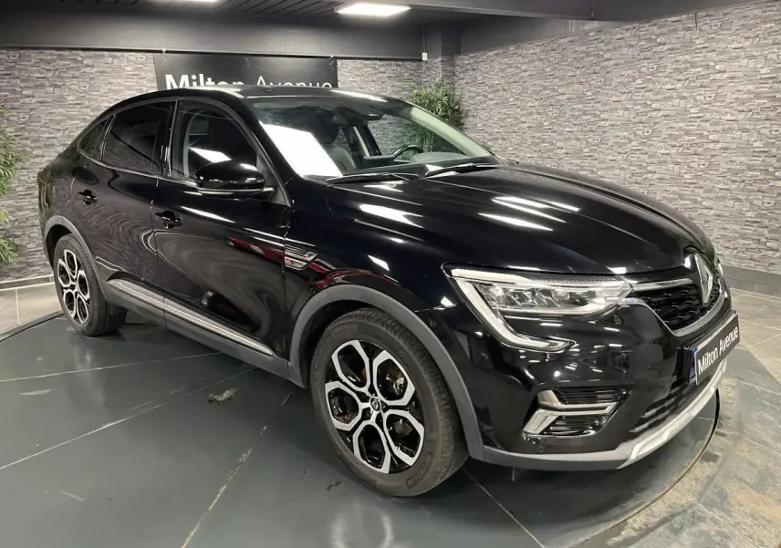 Renault Arkana noir métal en vue 3/4 avant droit, avec jantes alliage diamantées noires et feux LED C-Shape.