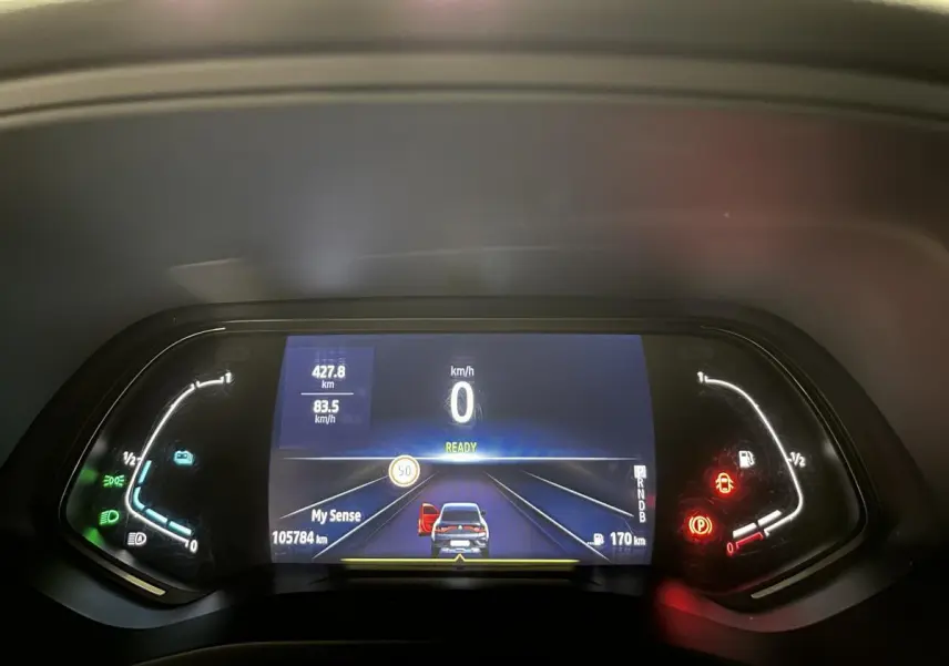 Tableau de bord numérique du Renault Arkana 1.6 E-Tech Hybride 2021 affichant la vitesse et l'autonomie restante.