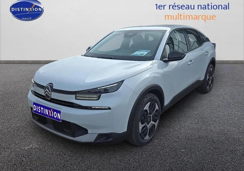 Vue 3/4 avant droit d'une Citroën C4 blanche Okenite avec jantes 18 pouces et coques de rétroviseurs noires.