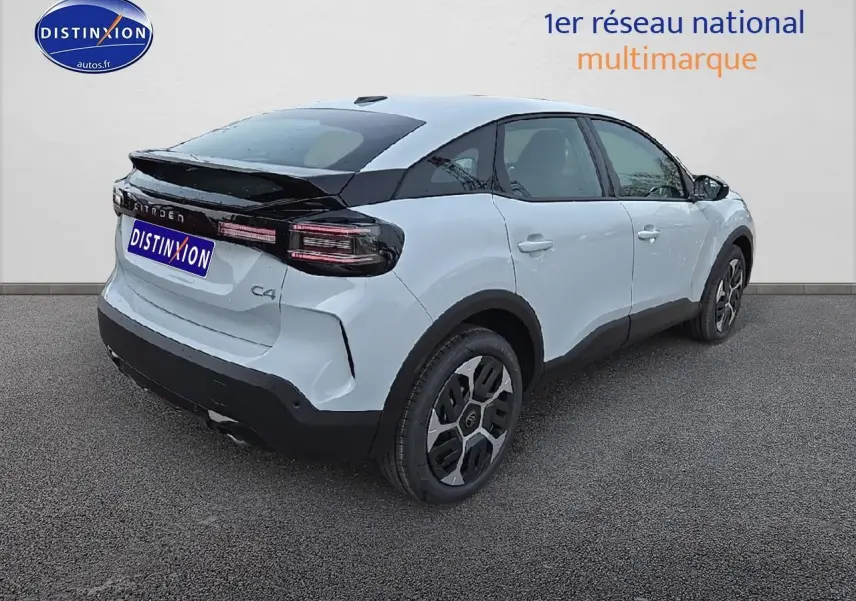 Vue 3/4 arrière droite d'une Citroën C4 blanche Okenite avec toit noir et jantes 18 pouces Aerotech.