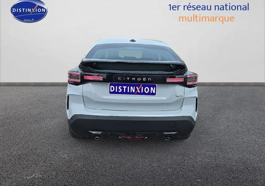 Vue arrière d'une Citroën C4 blanche Okenite avec bande noire brillante et feux LED distinctifs.