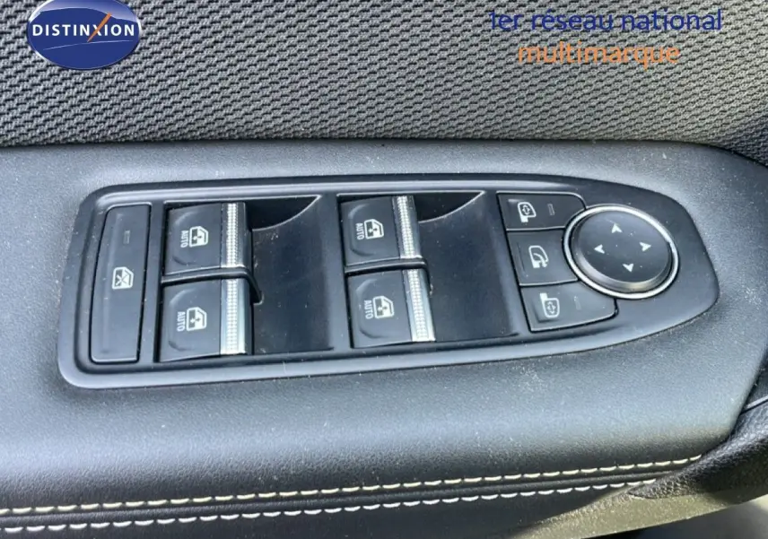 Gros plan sur les commandes de lève-vitres et rétroviseurs sur la porte côté gauche d’une Renault Symbioz gris cassiopée.