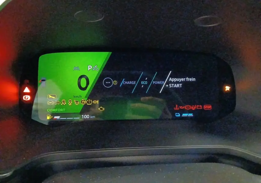 Tableau de bord numérique du Renault Symbioz 2025 en mode confort, affichant 0 km/h et indicateurs hybrides colorés.