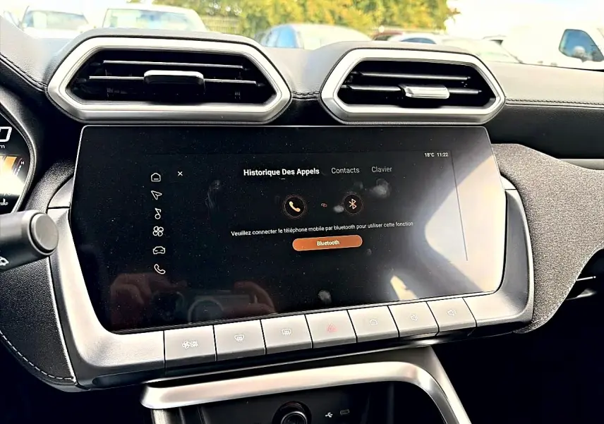Vue rapprochée de l’écran tactile et des aérateurs hexagonaux du tableau de bord du MG Motor ZS Camden Grey 2026.