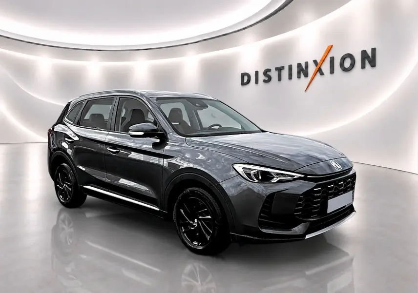 MG ZS 1.5 hybrid 197 Camden grey en 3/4 avant droit, avec jantes noires et calandre imposante dans un showroom lumineux.