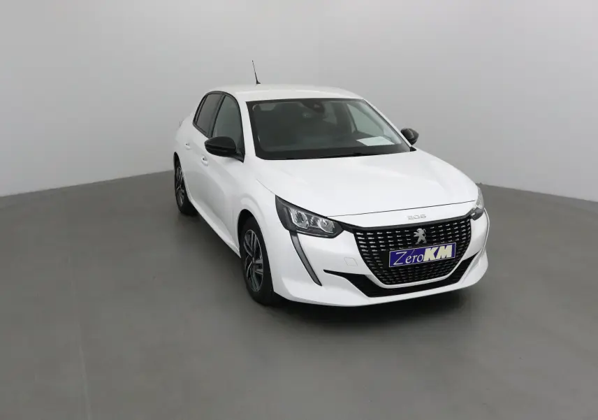 Peugeot 208 blanche vue 3/4 avant droit dans un studio, avec calandre noire et jantes alliage.