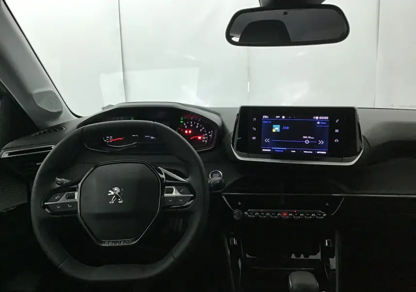 Vue intérieure frontale du tableau de bord de la Peugeot 208 2024 avec écran tactile et volant compact noir.