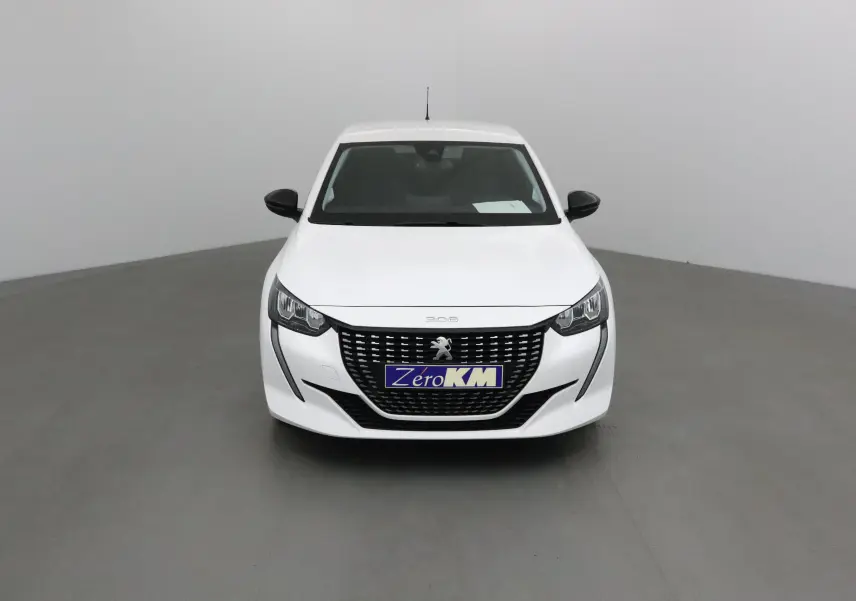 Vue frontale d'une Peugeot 208 blanche 2024 avec calandre noire et logo lion central bien visible.