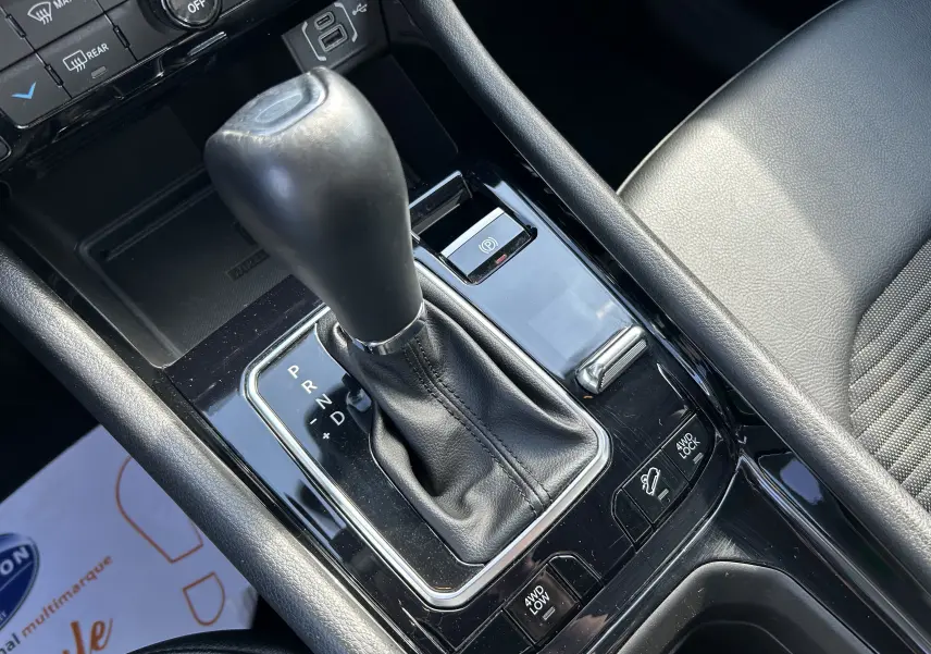 Le levier de vitesses automatique noir du Jeep Compass Limited 2021, avec commandes 4WD et frein à main électronique.