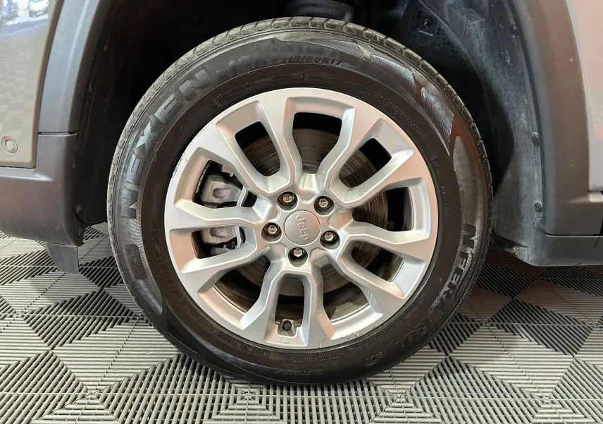 Gros plan sur la roue avant gauche grise du Jeep Compass Limited 2021 avec jante alliage et pneu Nexen.