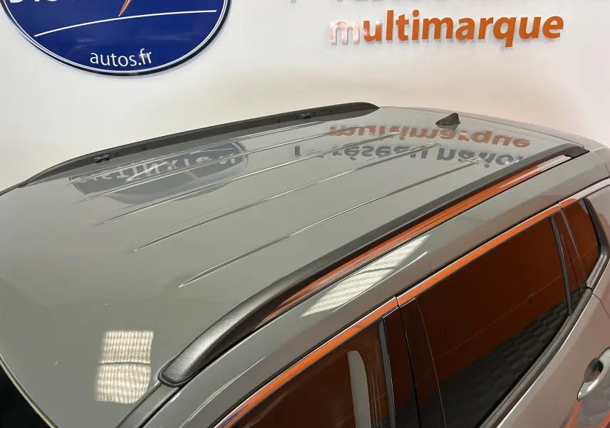 Toit gris métallisé du Jeep Compass Limited 2021 vu en plongée avec barres de toit noires et vitres teintées.