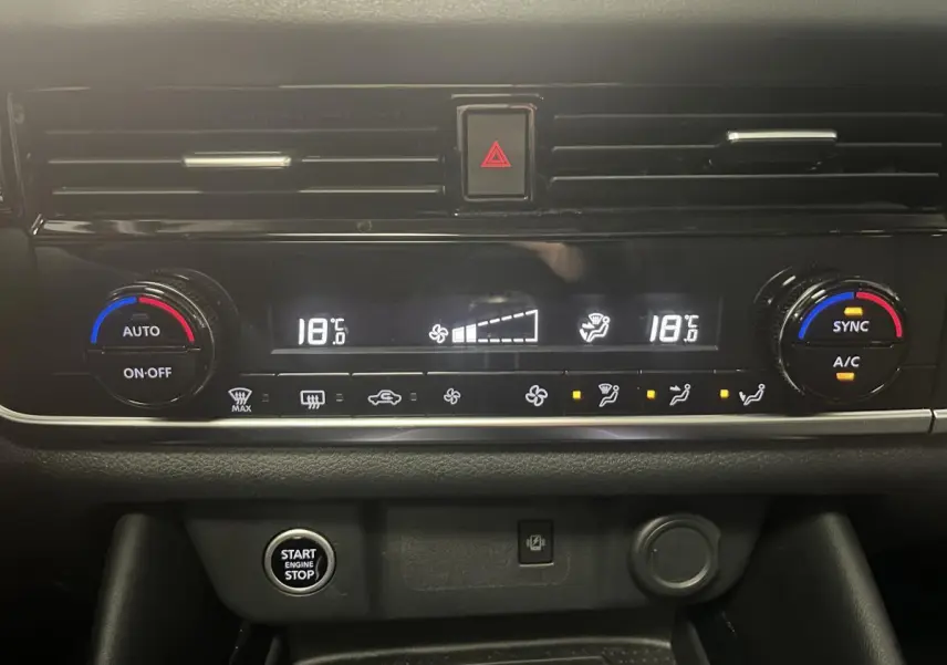 Vue rapprochée de la console centrale du Nissan Qashqai 2024 avec climatisation bi-zone et bouton Start/Stop.