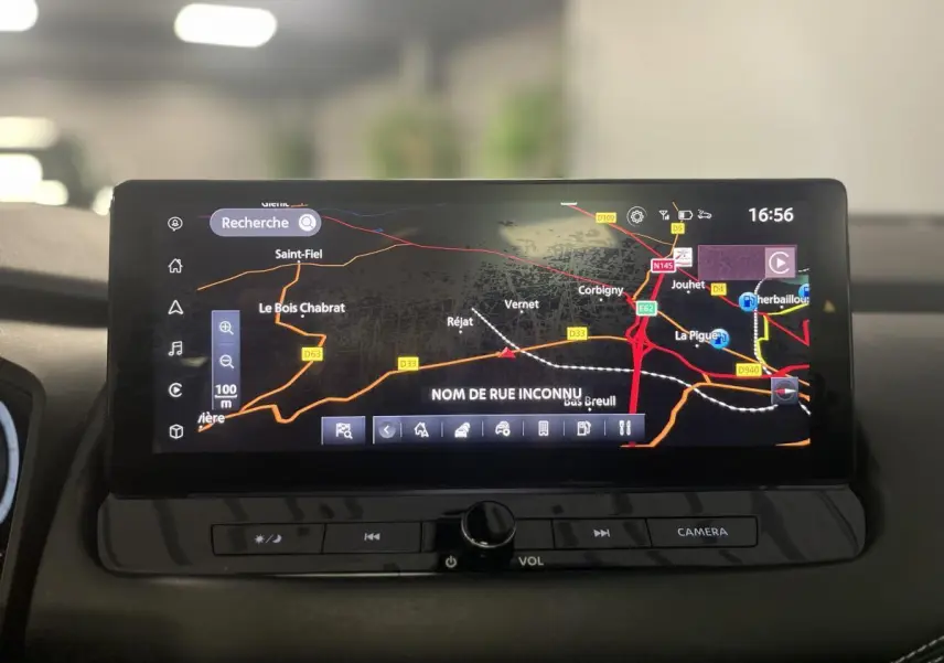 Écran tactile 12,3" du système de navigation NissanConnect du Qashqai 2024, affichant une carte routière détaillée.
