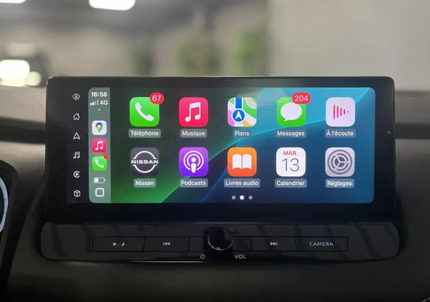 Écran tactile central du Nissan Qashqai 2024 affichant Apple CarPlay avec commandes sous l'écran.