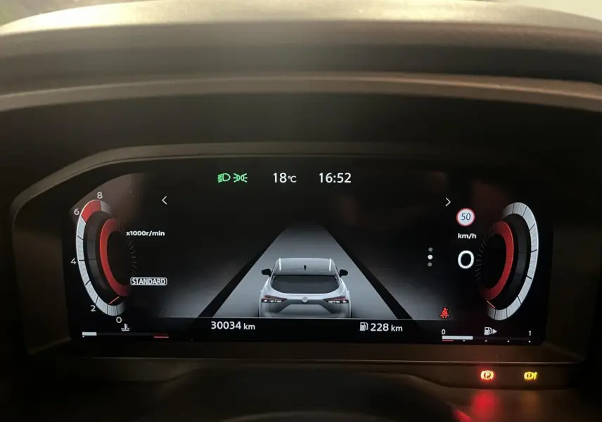 Affichage numérique du tableau de bord du Nissan Qashqai 2024 montrant une vue arrière stylisée du véhicule en gris.