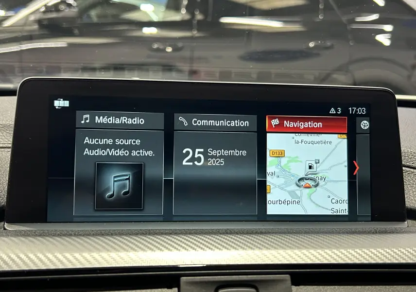 Écran central de navigation et multimédia de BMW Série 3 320i 2018, affichant carte, date et options audio.