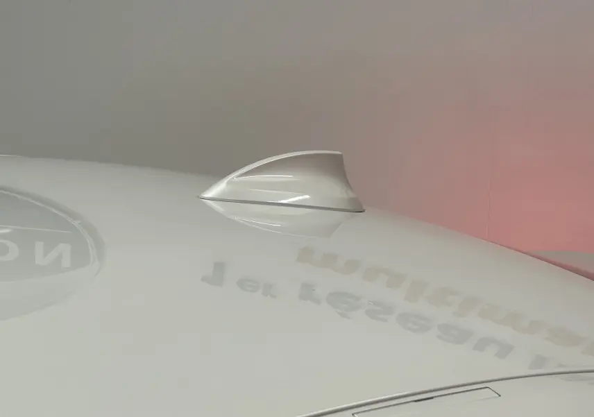 Antenne requin blanche sur le toit d'une BMW Série 3 320i 2018 vue en gros plan.