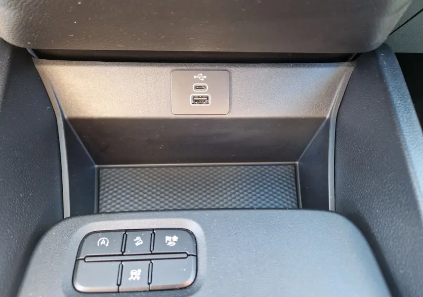 Vue rapprochée de la console centrale du Ford Ranger Super Cabine 2026, montrant les ports USB et les boutons de commande.