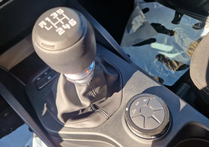 Gros plan sur le levier de vitesses manuel et la molette de sélection 4x4 du Ford Ranger Super Cabine gris carbone 2026.