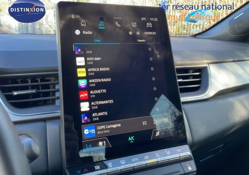Vue intérieure du tableau de bord du Renault Captur 2025, écran tactile central affichant les stations radio numériques.
