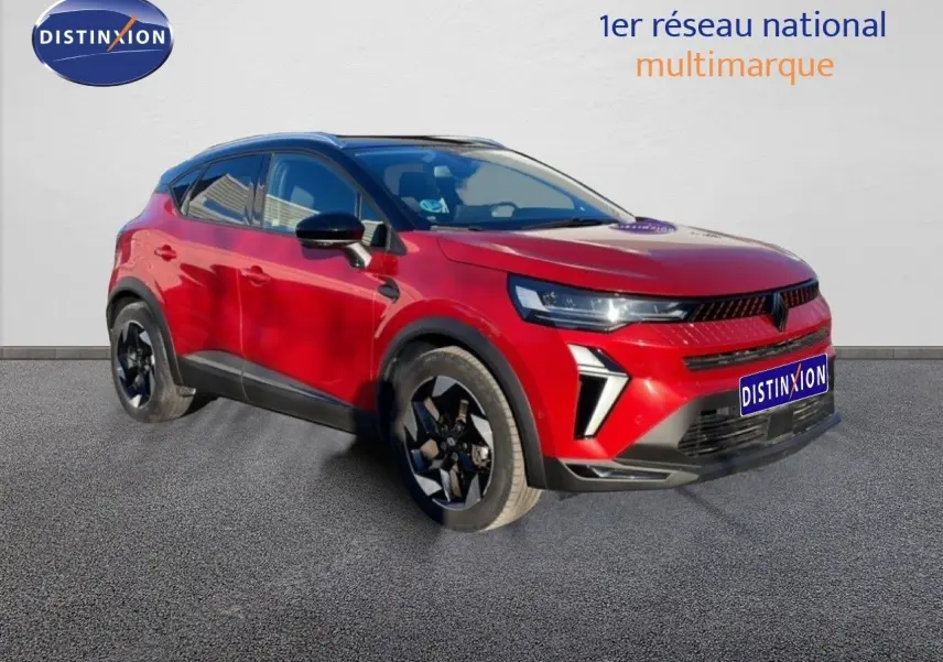 Renault Captur 2025 rouge désir métal toit noir, vue 3/4 avant droit avec jantes noires et calandre moderne.