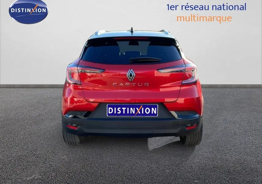 Vue arrière d'un Renault Captur rouge Désir métal avec toit noir, affichant ses feux LED et logo central.