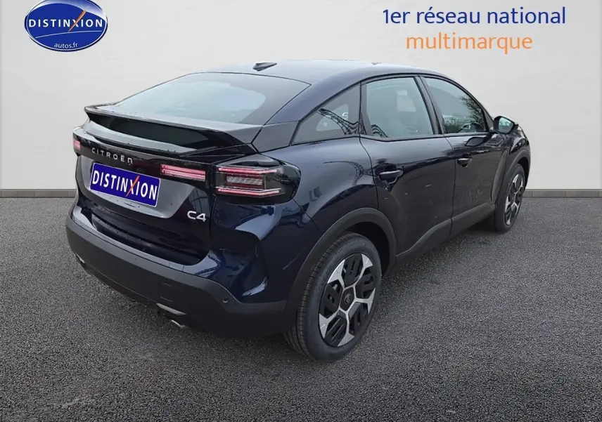 Vue 3/4 arrière droite d'une Citroën C4 noire métal avec jantes alliage et feux arrière LED distinctifs.