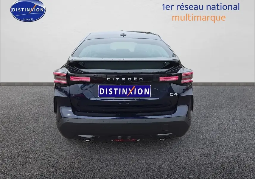 Vue arrière d'une Citroën C4 noire métal 2025 avec feux LED et logo distinctif sur fond neutre.