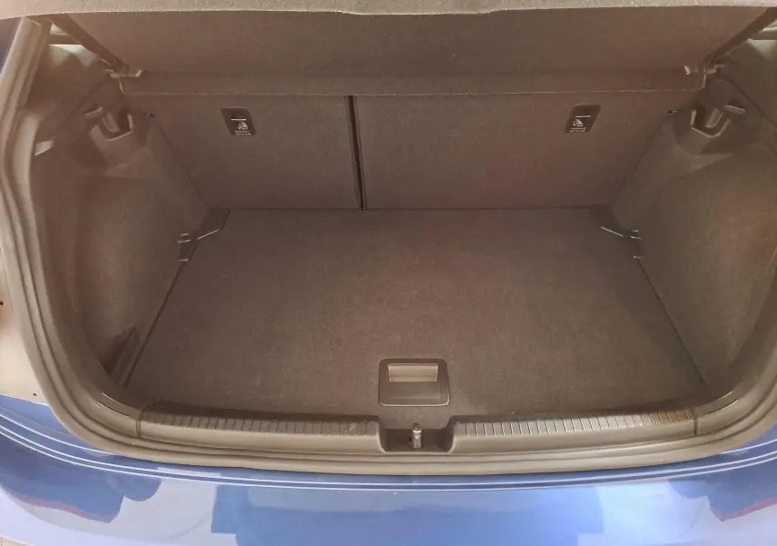 Coffre ouvert vu de l'arrière d'une Volkswagen Polo 1.0 TSI 116 DSG7 R-Line Edition bleu récif, intérieur noir.