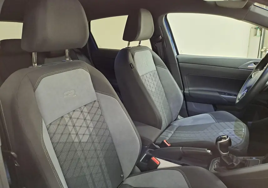 Vue intérieure côté droit des sièges avant en tissu et alcantara gris avec surpiqûres blanches de la Volkswagen Polo 1.0 TSI R-Line Edition 2025.