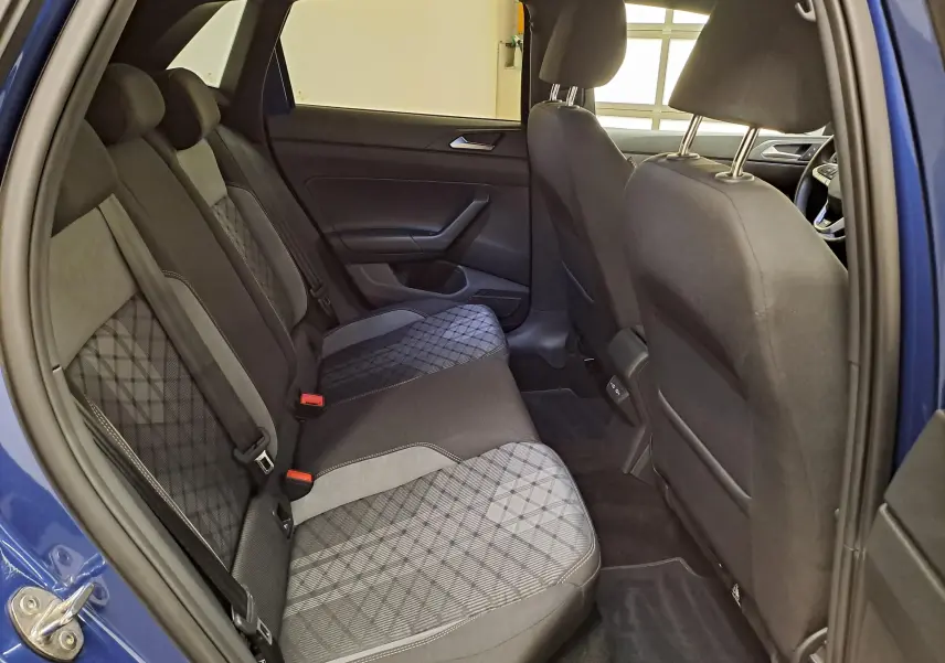 Vue intérieure des sièges arrière d'une Volkswagen Polo Bleu Récif, mettant en valeur les tissus à motif géométrique.
