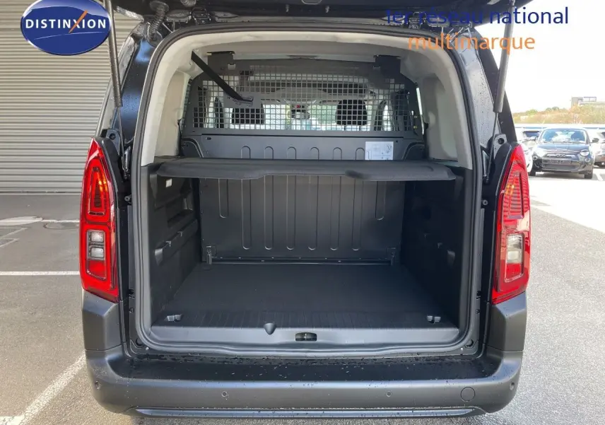 Vue arrière du Citroën Berlingo noir Perla Nera avec porte ouverte, montrant l’espace de chargement et la grille de séparation.