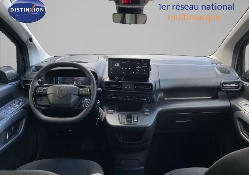 Vue intérieure avant du Citroën Berlingo noir Perla Nera, tableau de bord moderne avec écran tactile central.