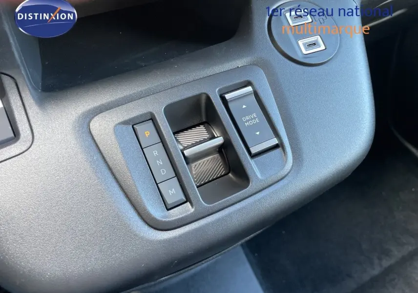 Gros plan sur la console centrale du Citroën Berlingo noir Perla Nera, montrant la commande de boîte auto et le sélecteur Drive Mode.