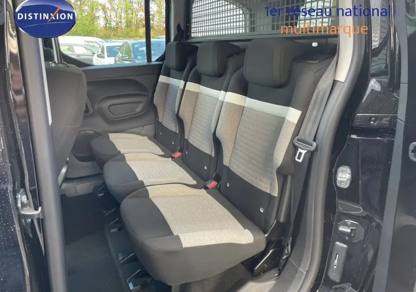 Vue intérieure côté droit montrant la banquette arrière en tissu gris et noir du Citroën Berlingo noir Perla Nera 2026.