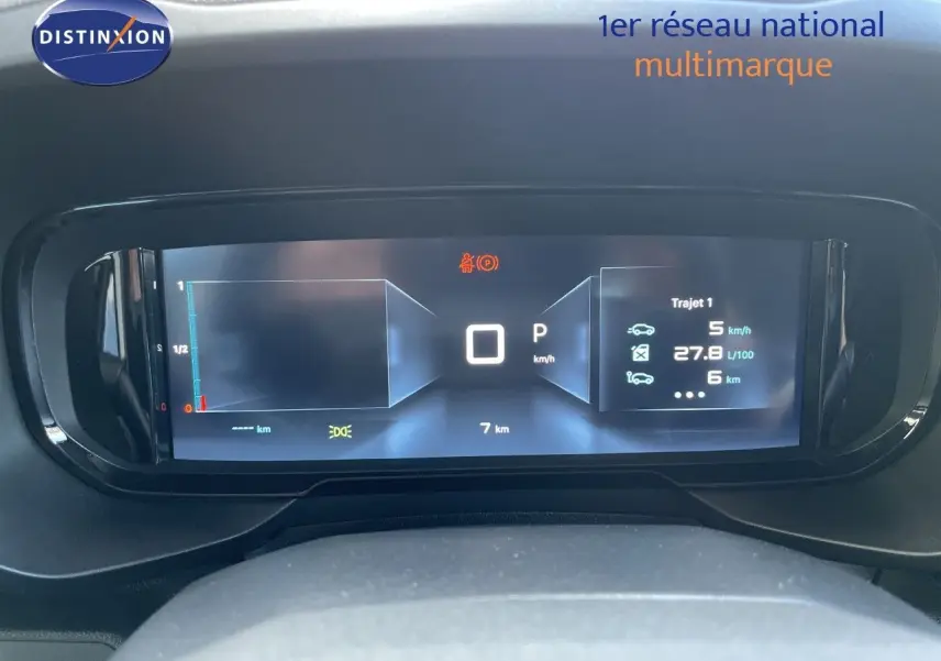 Tableau de bord numérique du Citroën Berlingo 2026, affichage de vitesse et informations de trajet en vue frontale.